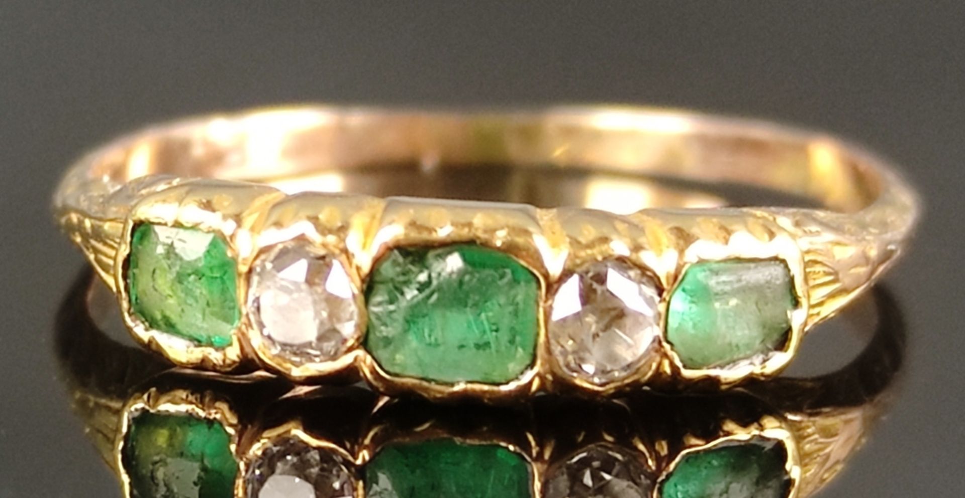 Antiker Smaragd-Diamant-Ring, drei facettierte Smaragde und zwei Brillanten dazwischen, 750/18K Gel - Bild 2 aus 2