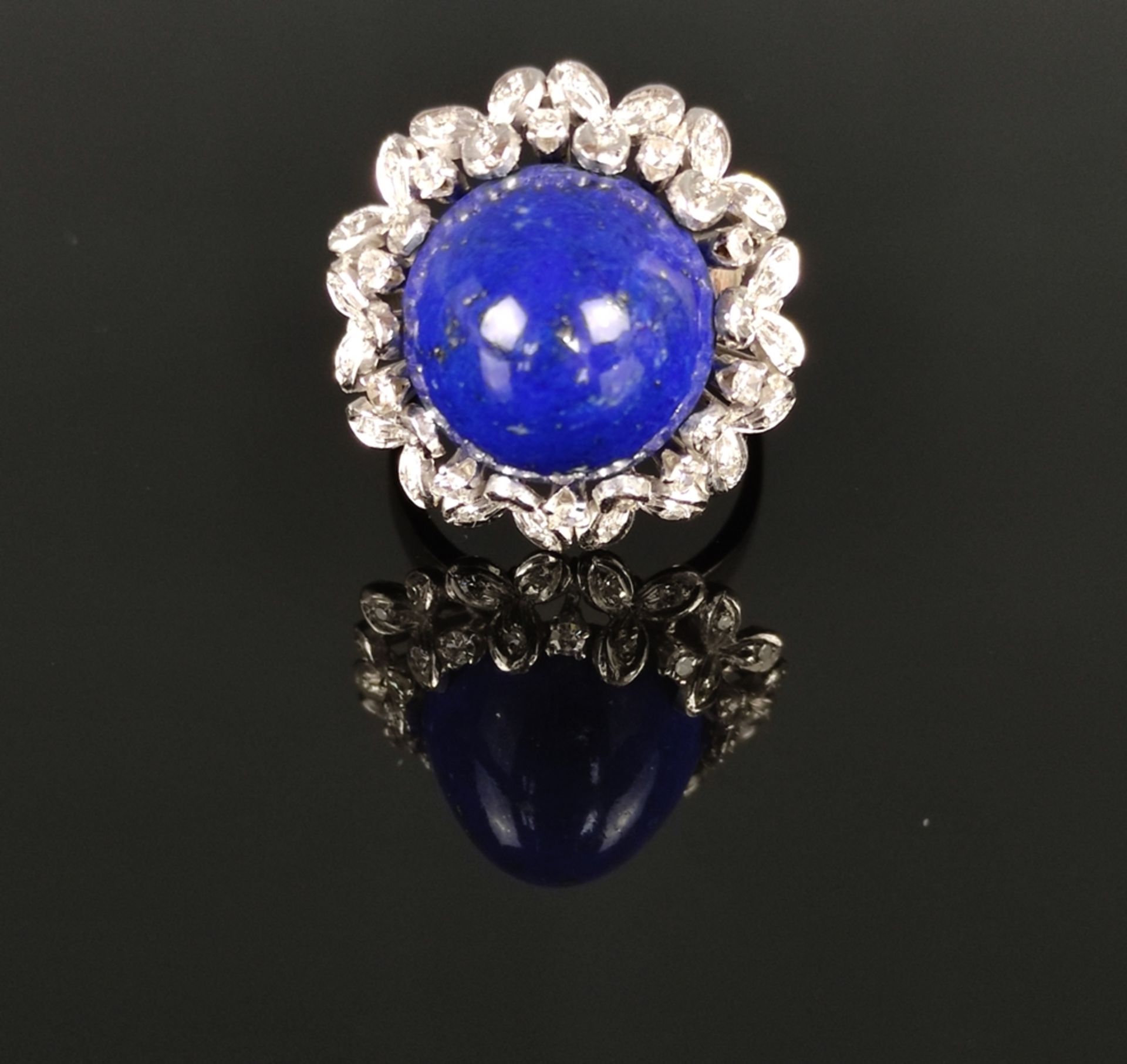 Lapislazuli-Brillant-Ring, kegelförmiger Lapislazuli eingefasst von 40 Brillanten als Blütenkranz,  - Bild 2 aus 4