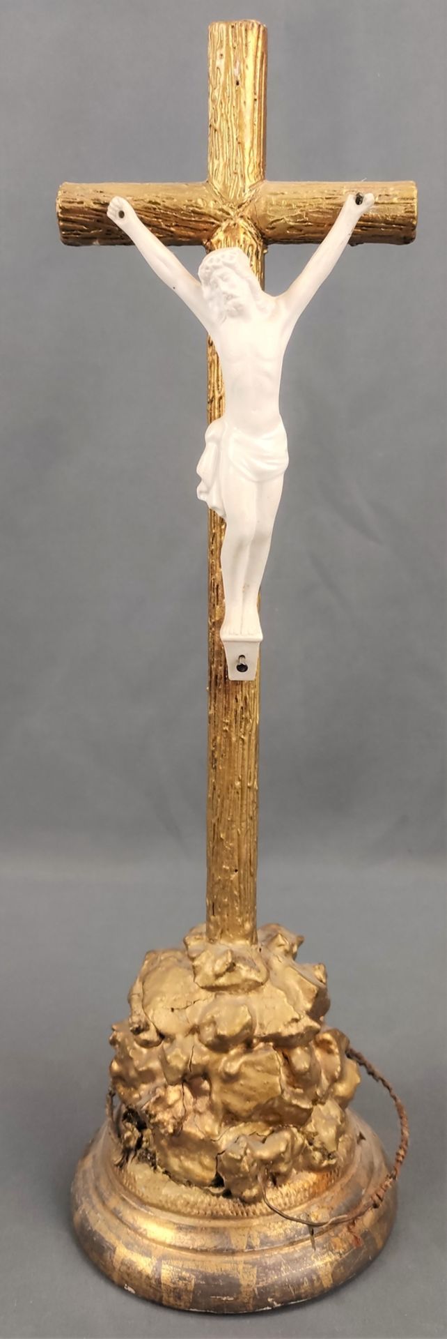 Rundholzkruzifix mit weißem Porzellan Corpus, Kruzifix mit felsenartigen Natursockel auf getreppter