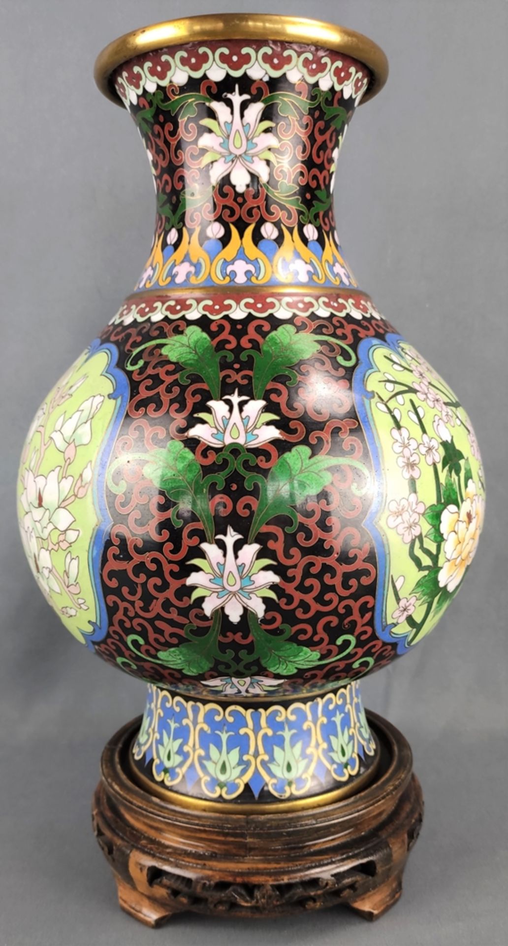 Cloisonné-Vase, gebauchte Form, leicht ausgestellter Hals, dekoriert mit Vogelmotiven, auf Holzsock - Bild 3 aus 7