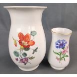 Zwei Vasen, "Streublümchen Dekor", Meissen, polychrom bemalt, eine große gebaucht mit ausgestelltem