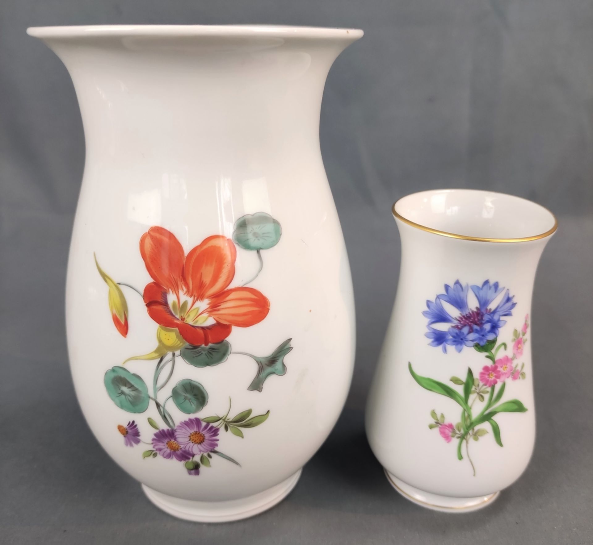 Zwei Vasen, "Streublümchen Dekor", Meissen, polychrom bemalt, eine große gebaucht mit ausgestelltem