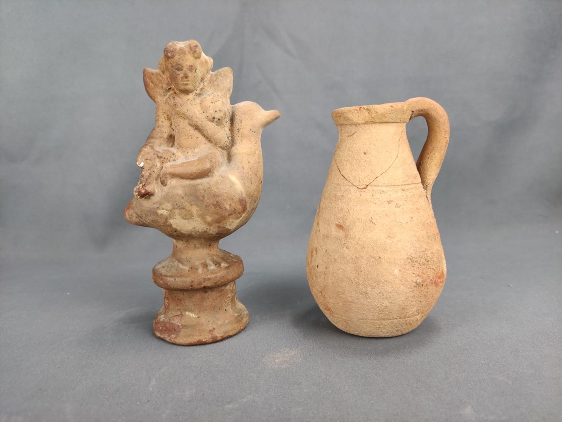 Sammlung Terrakottaobjekte, 9 Teile, bestehend aus griechisch-römischem Henkelkrug, Höhe ca. 13cm,  - Bild 11 aus 12