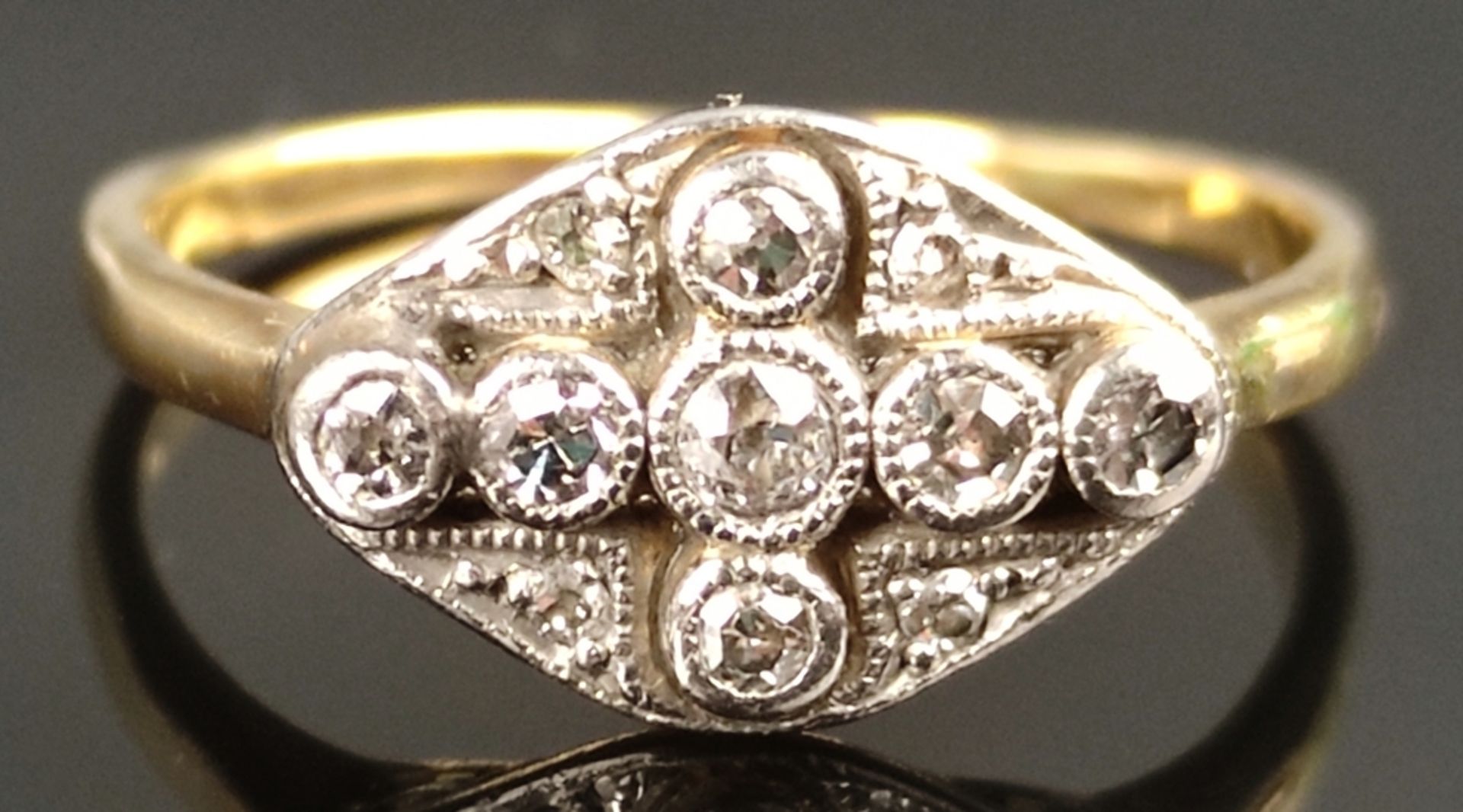 Art-Déco Brillant-Ring, Vorderseite kreuzförmiges Element mit 7 kleinen Diamanten, darum weitere kl - Bild 2 aus 3