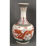 Vase, gebauchter Korpus und langer Hals, bemalt mit polychromen Drachendekor, rostrote 6-Zeichen Ma