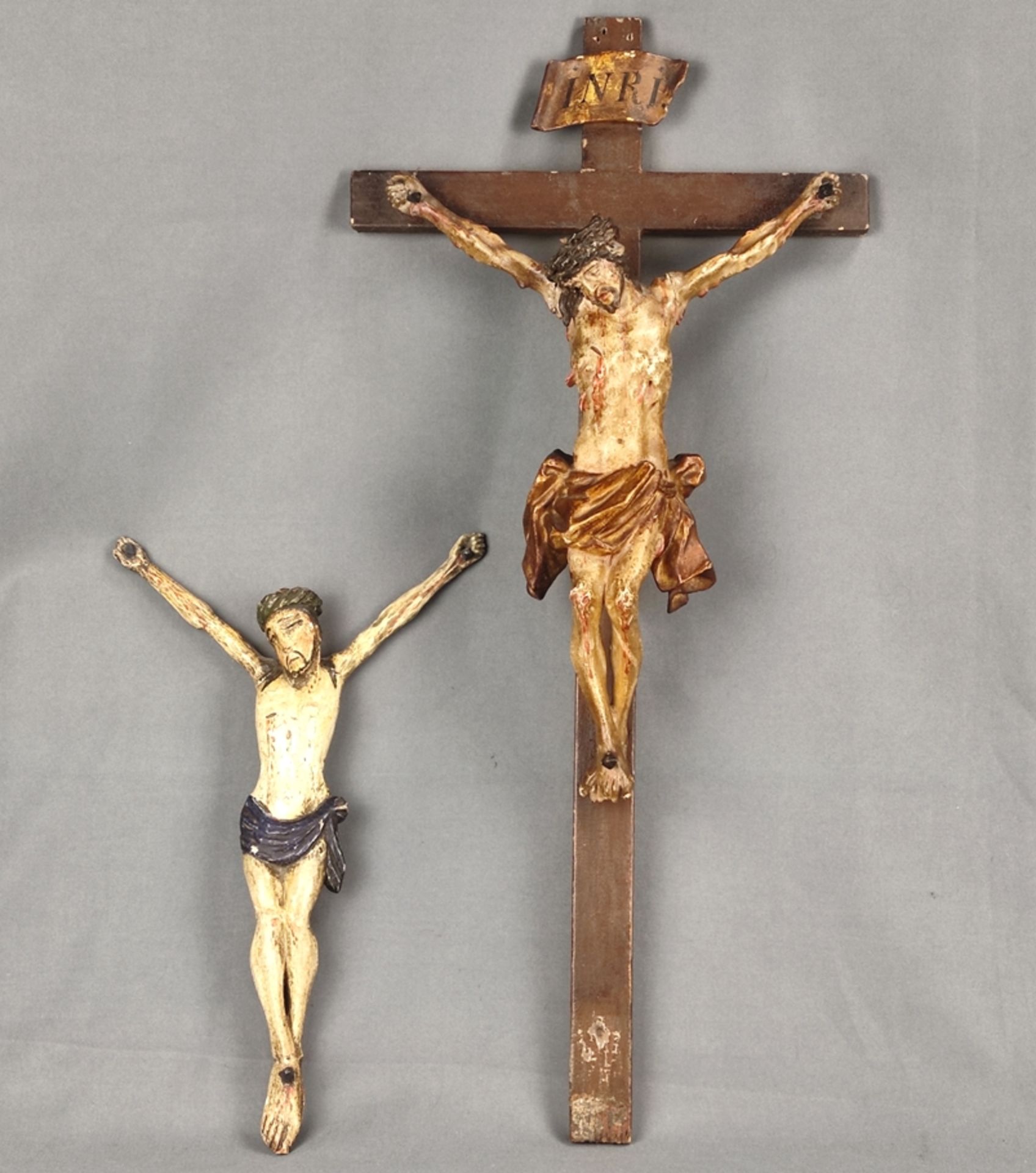 Zwei Christus-Kreuze, je als 3-Nageltypus, einer an Kreuz, 62x29cm, einer ohne Kreuz, 35x21cm, poly