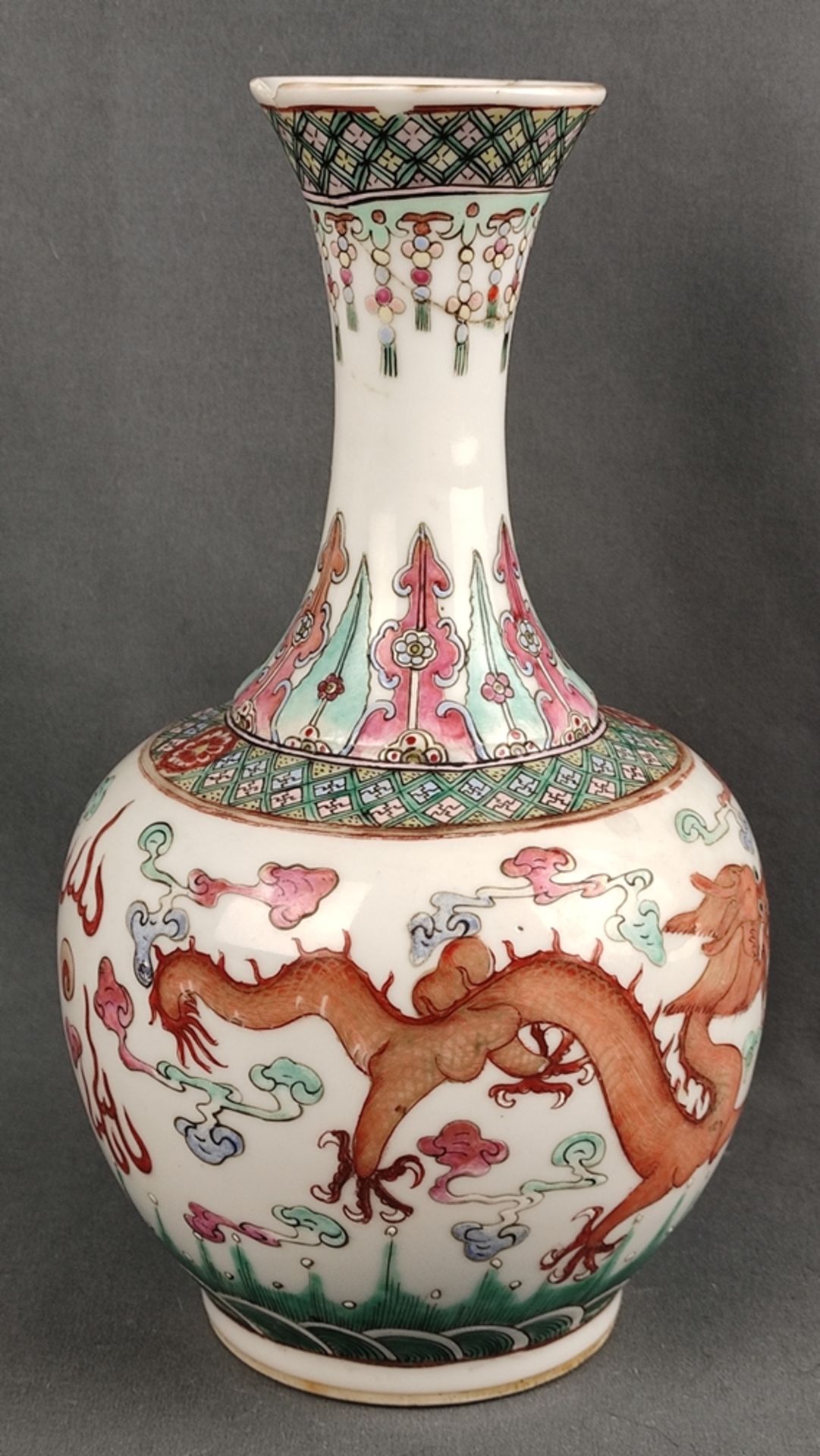 Vase, gebauchter Korpus und langer Hals, bemalt mit polychromen Drachendekor, rostrote 6-Zeichen Ma - Bild 2 aus 4