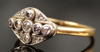 Art-Déco Brillant-Ring, Vorderseite kreuzförmiges Element mit 7 kleinen Diamanten, darum weitere kl
