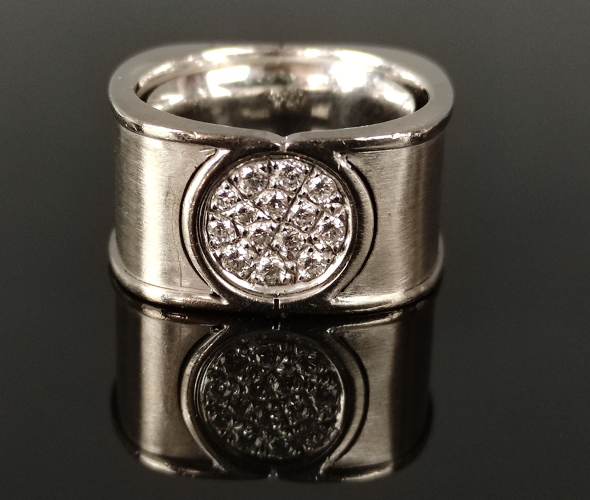 Brillant-Ring, mittig Element mit 14 Brillanten, eckige breite Ringschiene, 750/18K Weißgold, 14,7g - Bild 2 aus 3