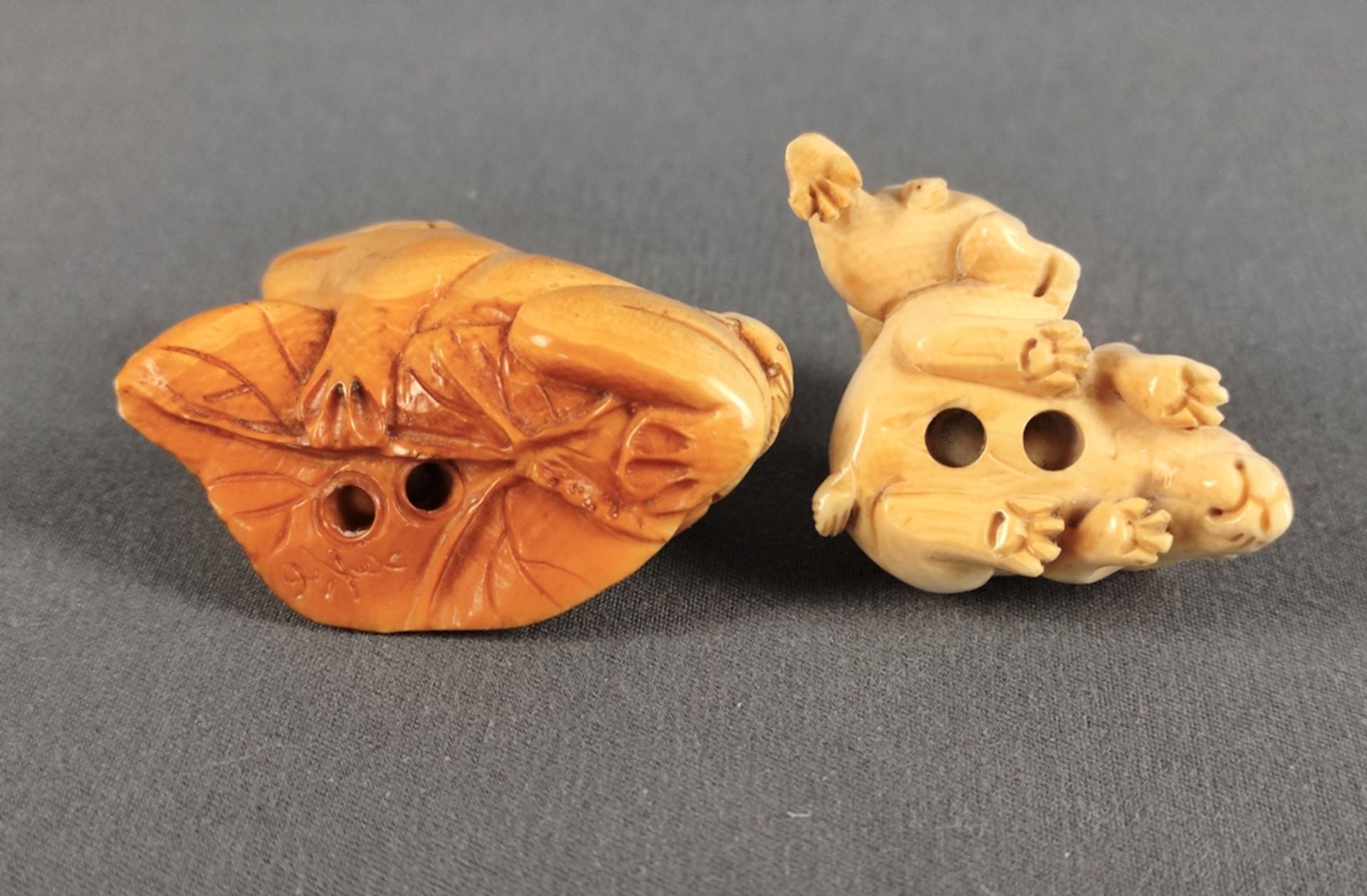 Zwei Netsuke, einmal mit zwei Hasen, Maße ca. 27x40x24mm und eine mit Kröte und Schildkröte, Maße c - Bild 3 aus 3