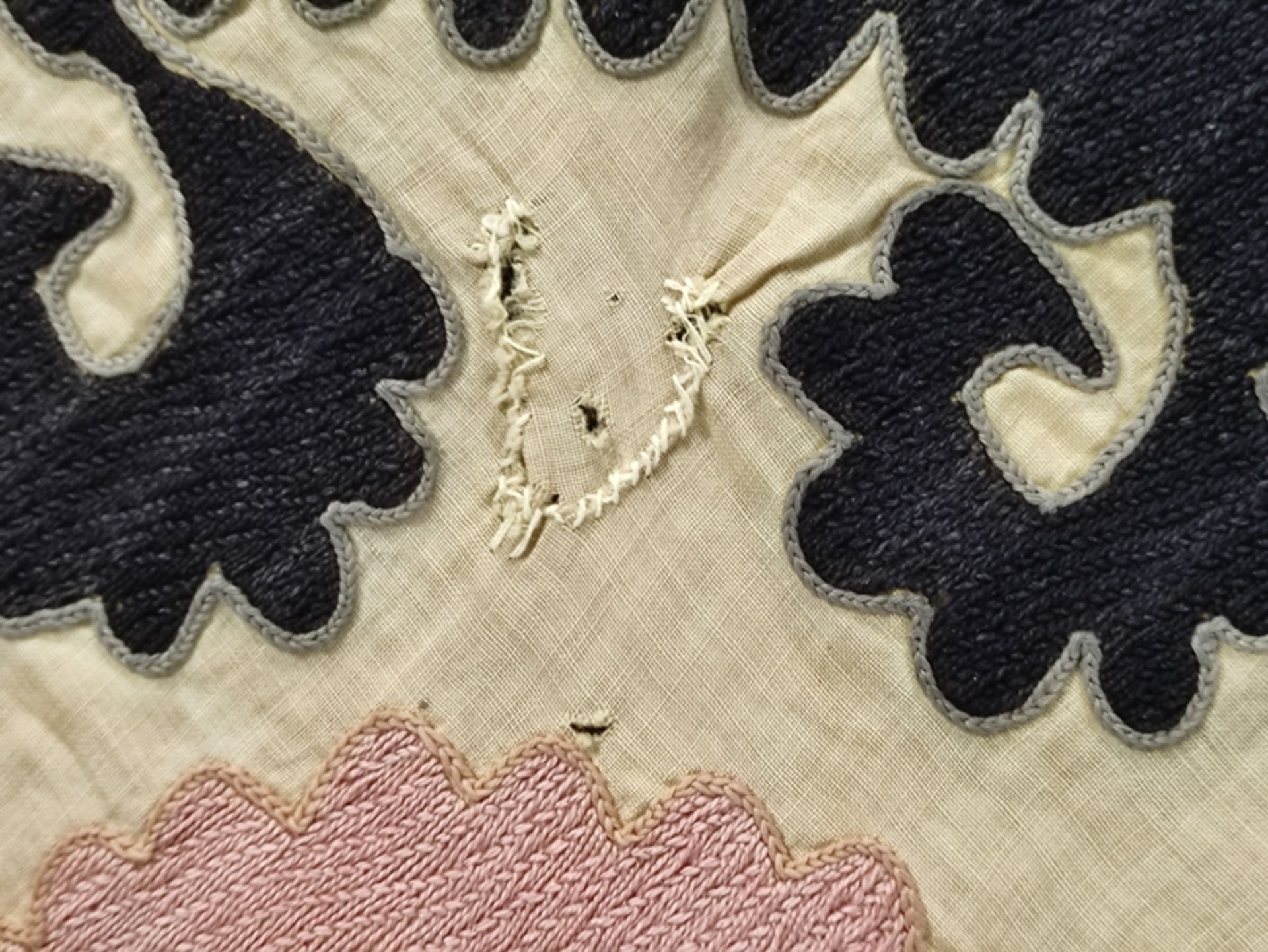 Decke im Suzani-Design, wohl Usbekistan, bestickter Wandbehang mit floralem Dekor, Baumwolle, 20. J - Bild 6 aus 6