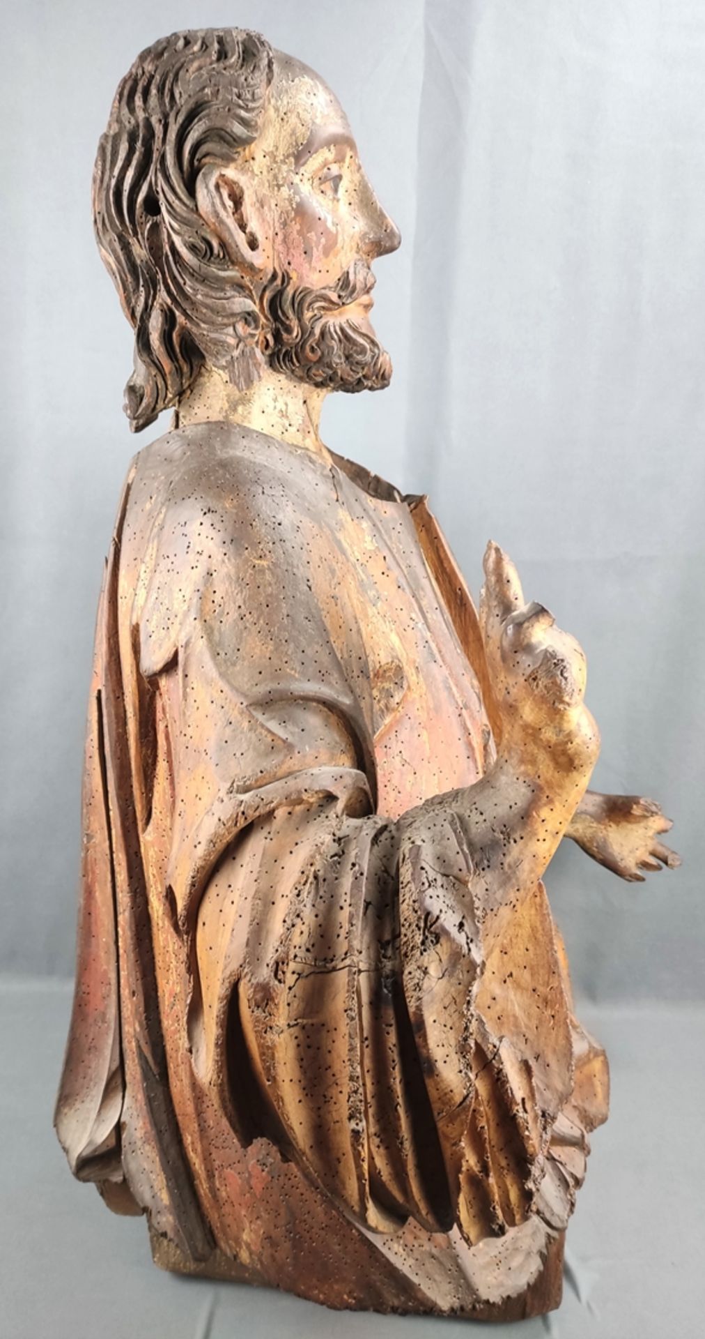 Palmesel-Christus, vollrund geschnitzter Torso, fein ausgearbeitetes Gesicht, unterhalb Zapfen sich - Bild 2 aus 7