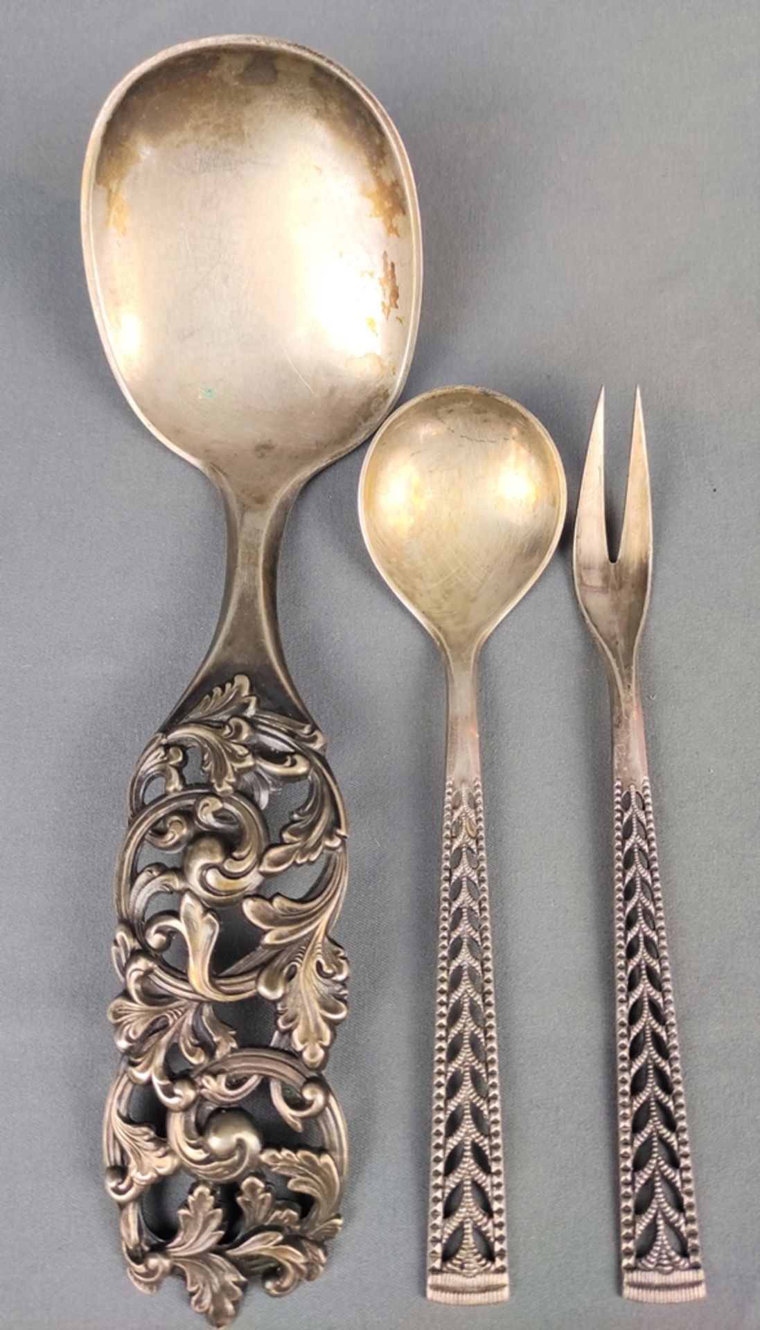 Silber-Konvolut, 3 Teile, bestehend aus großem Löffel, R. Elvesaeter 1825, Silber 830S, 107g, Länge