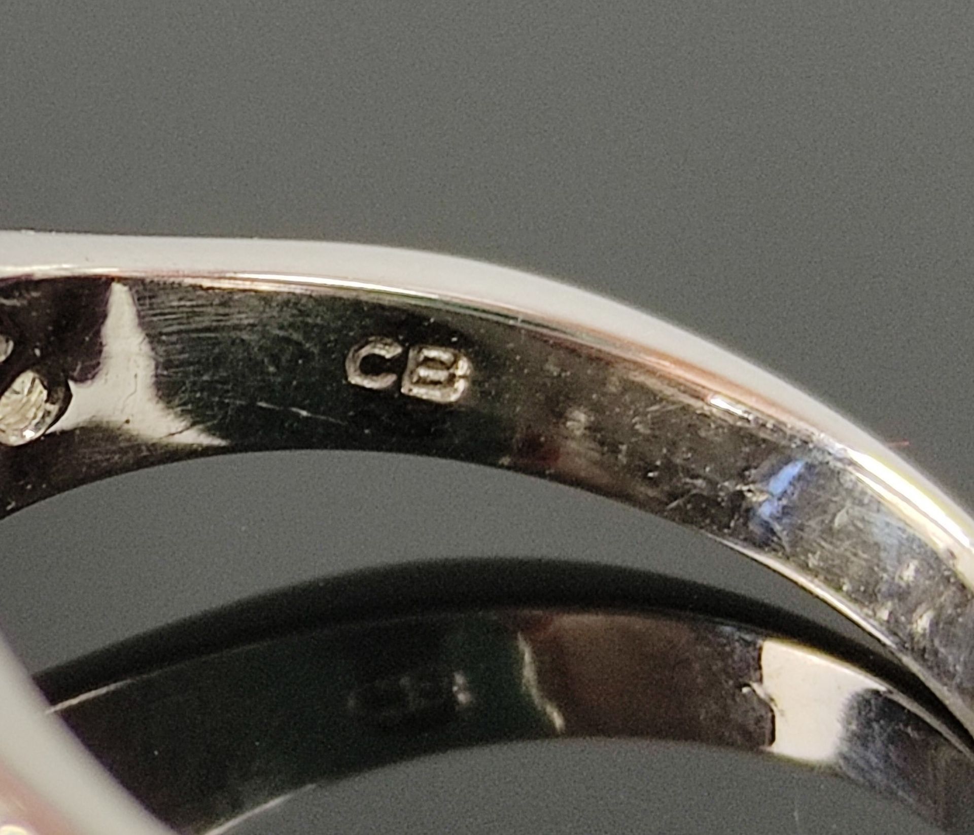 Bucherer-Ring, mittig ovaler facettierter Saphir um ca. 0,75ct, Ringschultern besetzt mit 28 Diaman - Bild 4 aus 4