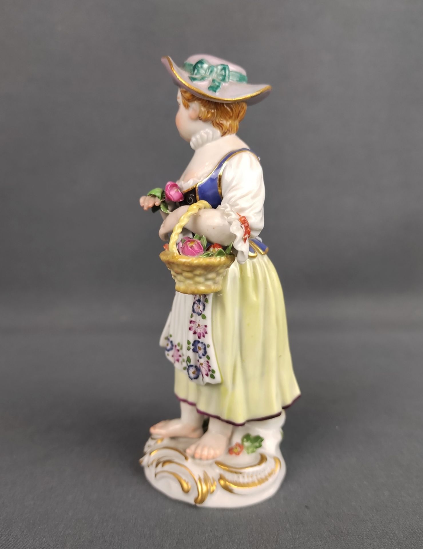 Blumenmädchen, auf Rocaille-Sockel, polychrom bemalt und goldstaffiert, Meissen, 1. Wahl, 20. Jahrh - Bild 4 aus 5
