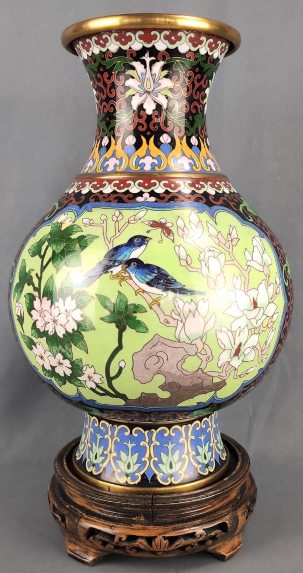 Cloisonné-Vase, gebauchte Form, leicht ausgestellter Hals, dekoriert mit Vogelmotiven, auf Holzsock - Bild 4 aus 7