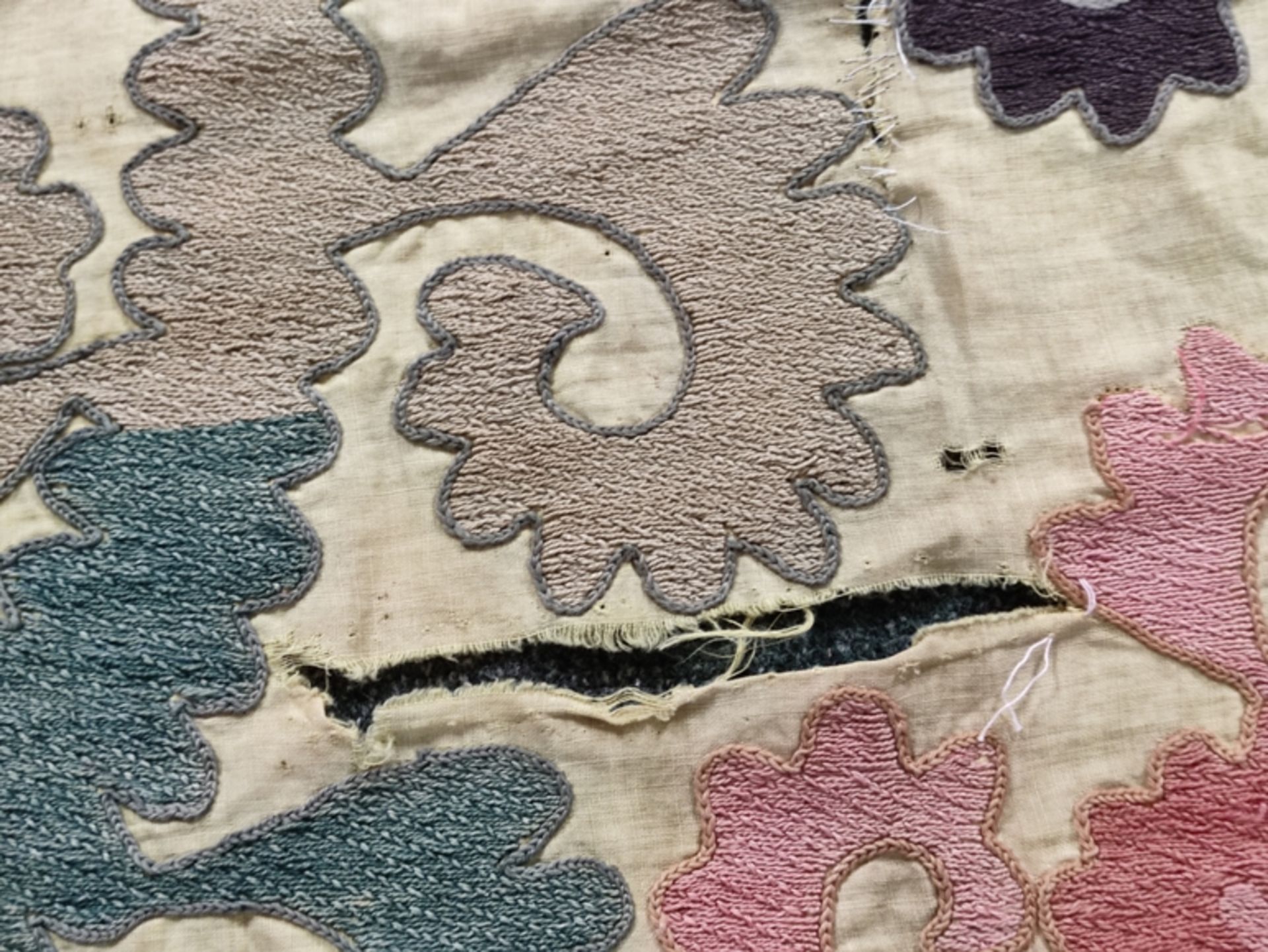 Decke im Suzani-Design, wohl Usbekistan, bestickter Wandbehang mit floralem Dekor, Baumwolle, 20. J - Bild 5 aus 6