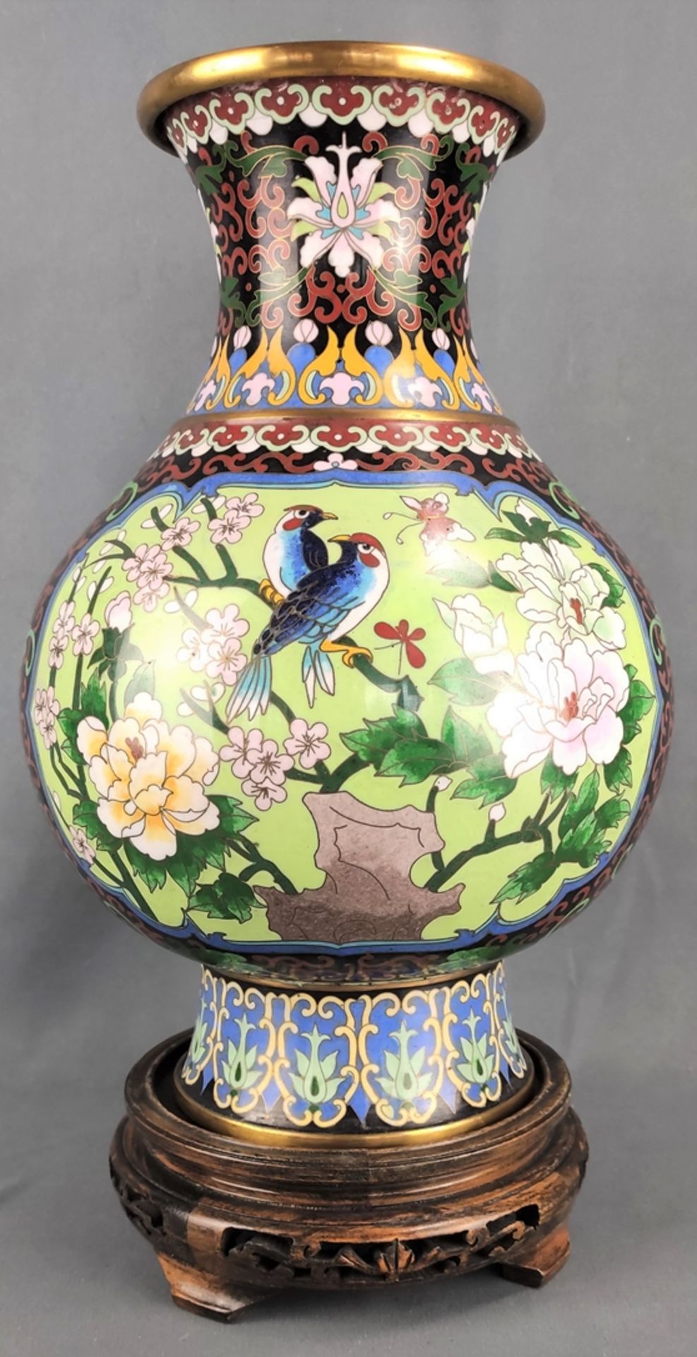 Cloisonné-Vase, gebauchte Form, leicht ausgestellter Hals, dekoriert mit Vogelmotiven, auf Holzsock