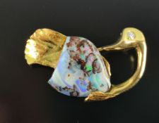 Opal-Brosche/Anhänger als Schwan, Auge als Brillant, Gesamtgewicht 10,5g, 38x21mm, Größe Opal ca. 1