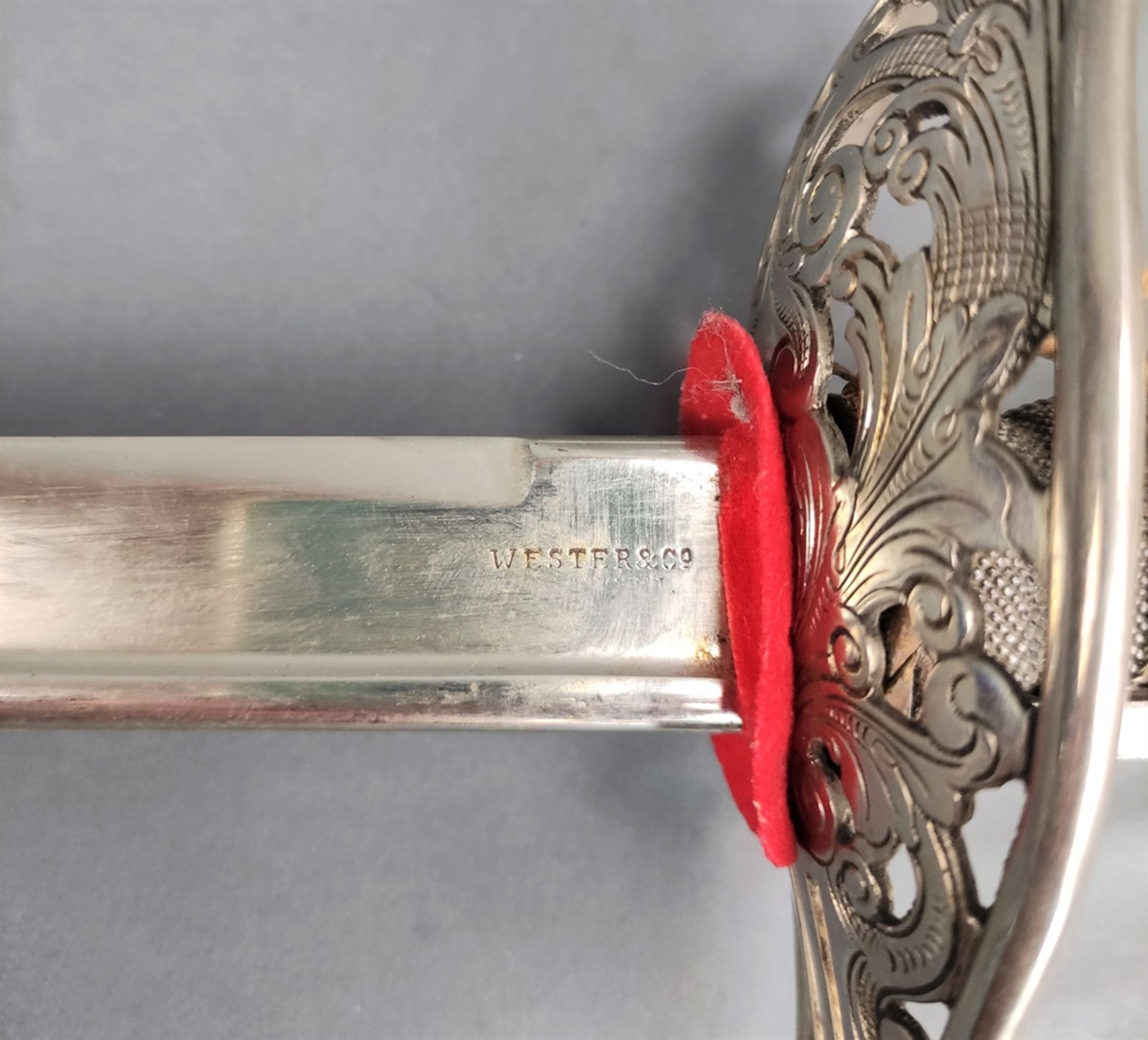 Swiss officer's saber circa 1900, basket in relief with vegetal decoration and Swiss flag, handle w - Image 5 of 5