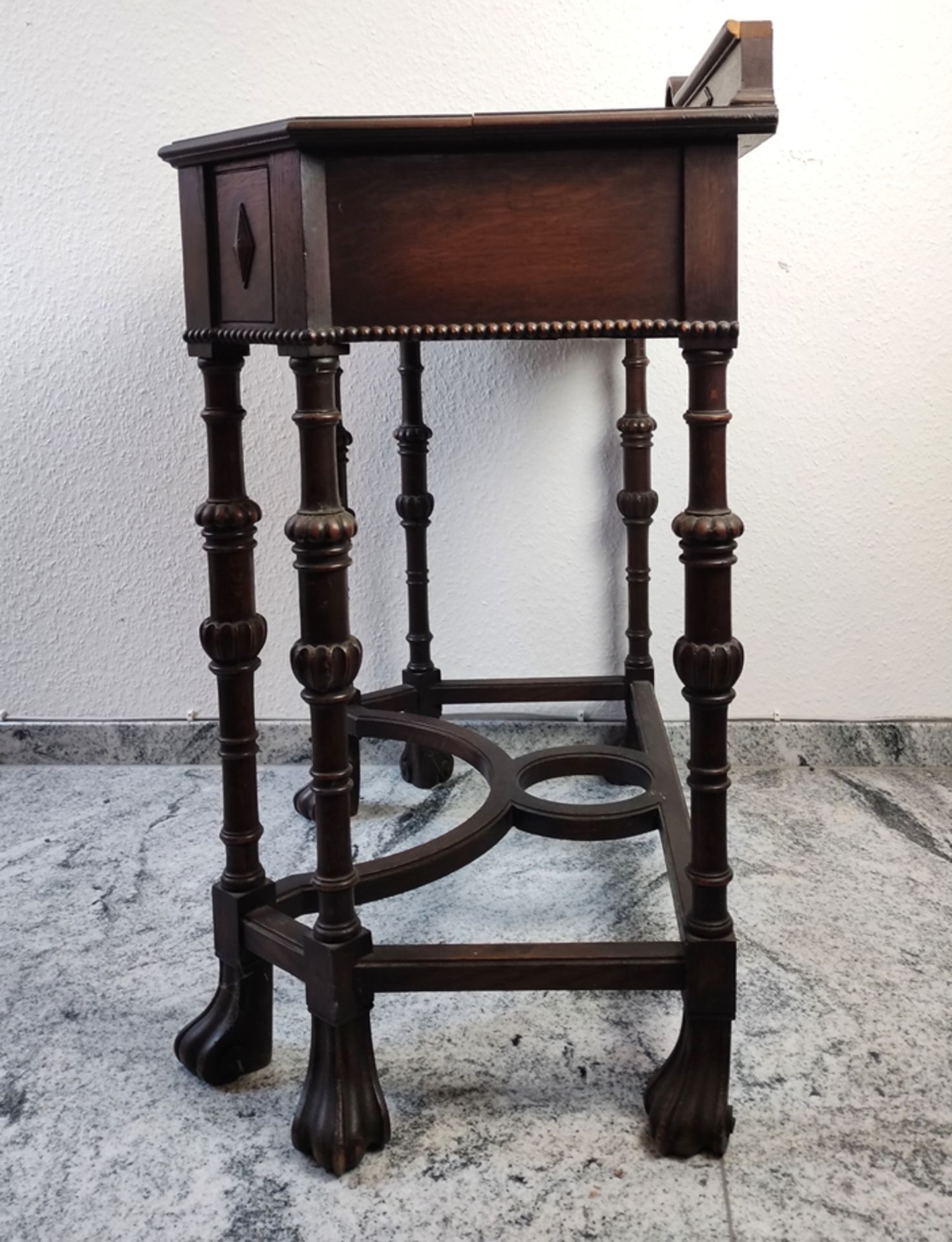 Konsolentisch im Renaissancestil, 6-beiniger Stand mit Löwenfüßen, mit Schubfach, 75,75,5x46 cm, ei - Bild 2 aus 4