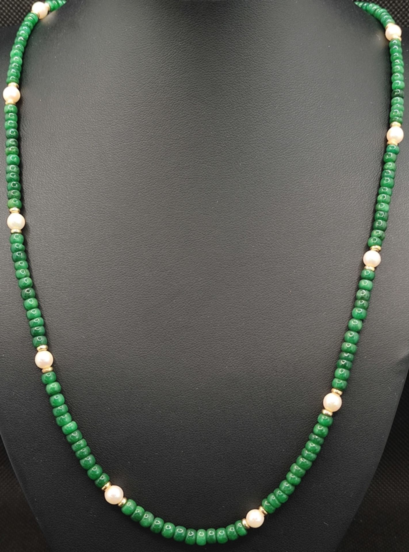 Smaragd-Akoya-Perlenkette, polierte Smaragd-Rondelle im leichten Verlauf der Größe nach angeordnet, - Bild 2 aus 3
