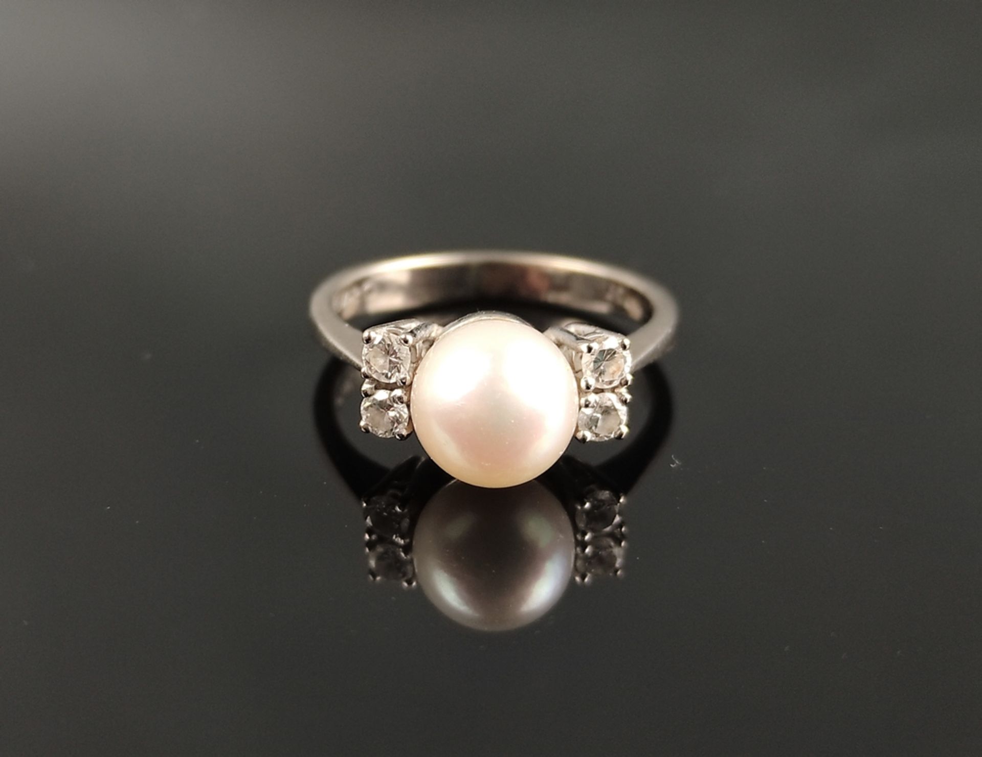 Perlen-Diamant-Ring, mittig Perle mit schönem Lüster, darum vier Brillanten, zusammen um 0,2ct, ein - Bild 2 aus 3