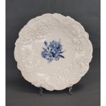 Schale, leicht getieft, reliefierter Rand aus Blumenranken, Blaue Blume, Meissen, Schwertermarke, D
