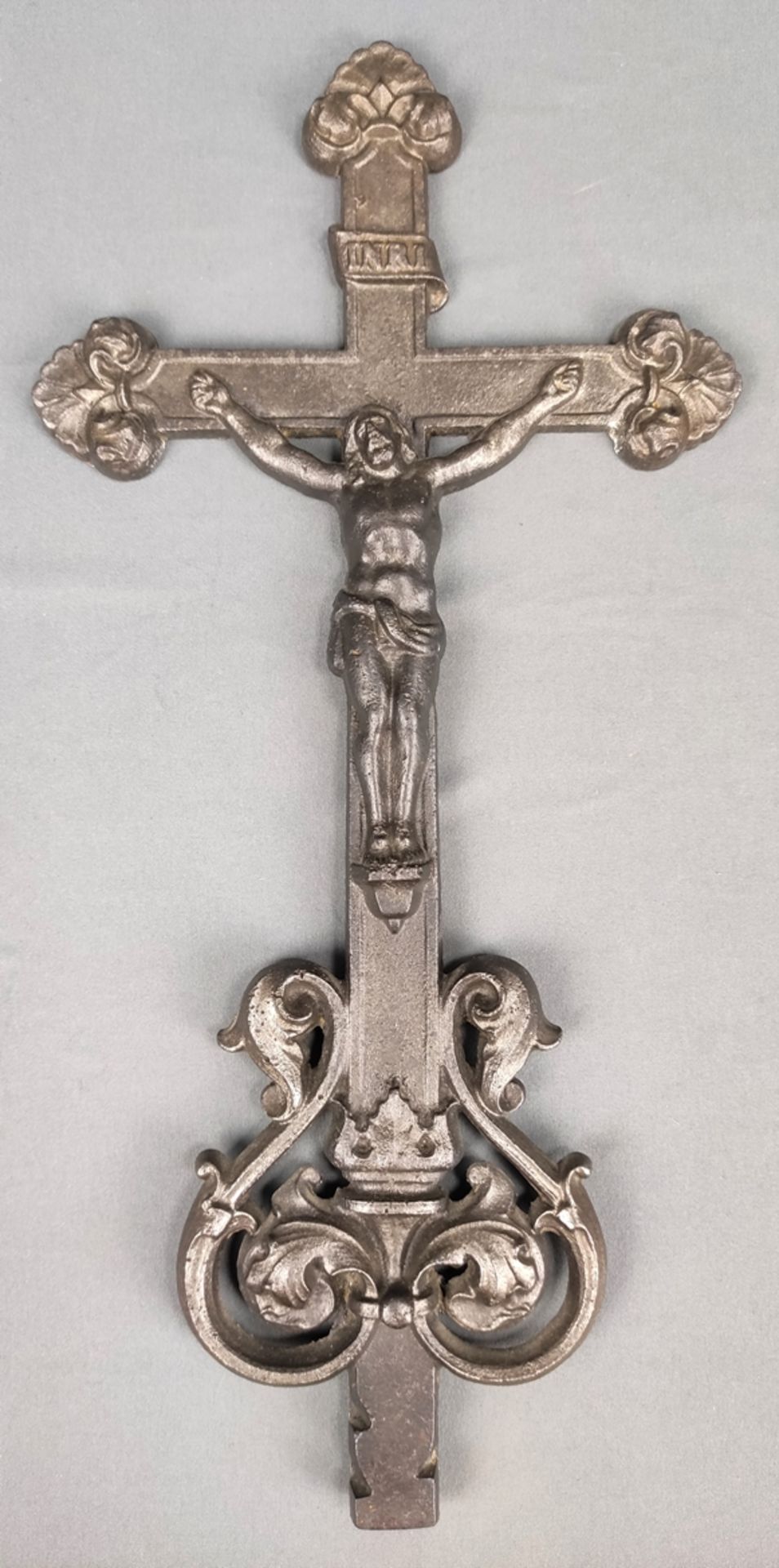 Grabkreuz im Barockstil, 20. Jahrhundert, Schwarzguss, reliefiert gearbeitet, Rocaillen Dekor, Corp