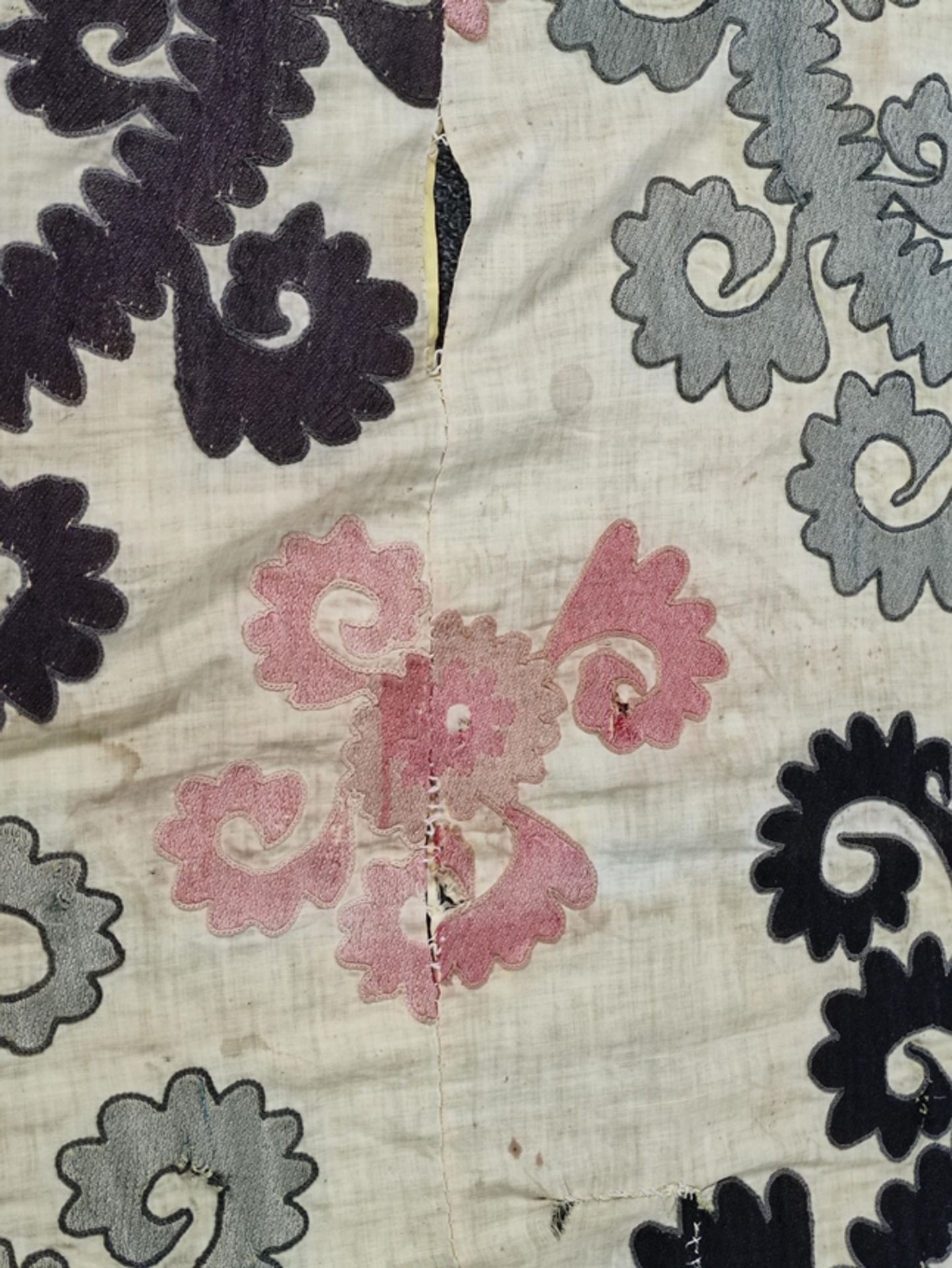 Decke im Suzani-Design, wohl Usbekistan, bestickter Wandbehang mit floralem Dekor, Baumwolle, 20. J - Bild 3 aus 6