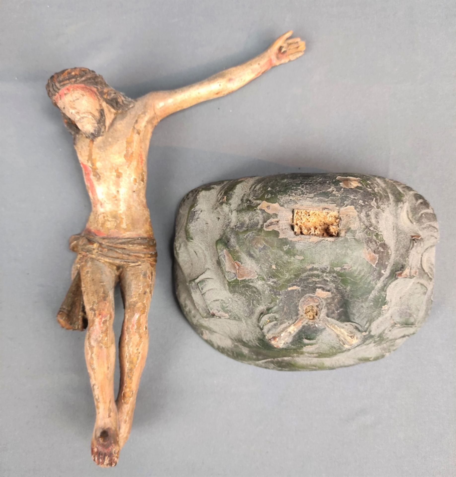 Corpus Christi und Natursockel, Corpus vollrund geschnitzt, rückseitig abgeflacht, Farbfassung vorh
