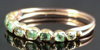 Antiker Ring, Vorderseite mit neun hellgrünen ungeschliffenen Steinen (mittig einer beschädigt), an