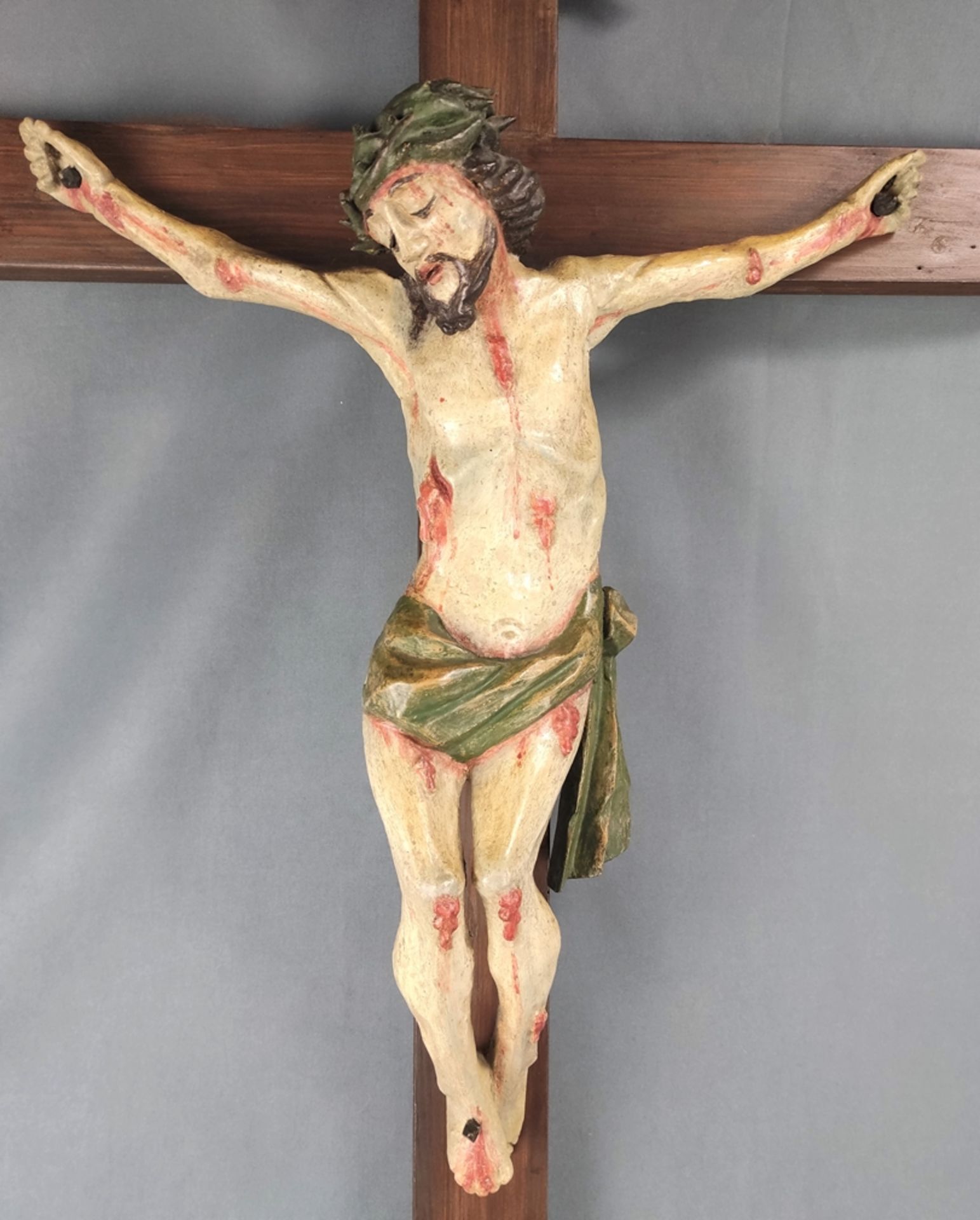 Christus Kreuz, 3-Nageltypus, an Kreuz mit Aufschrift "INRI", polychrom gefasstes Holz, 20. Jahrhun - Bild 2 aus 3