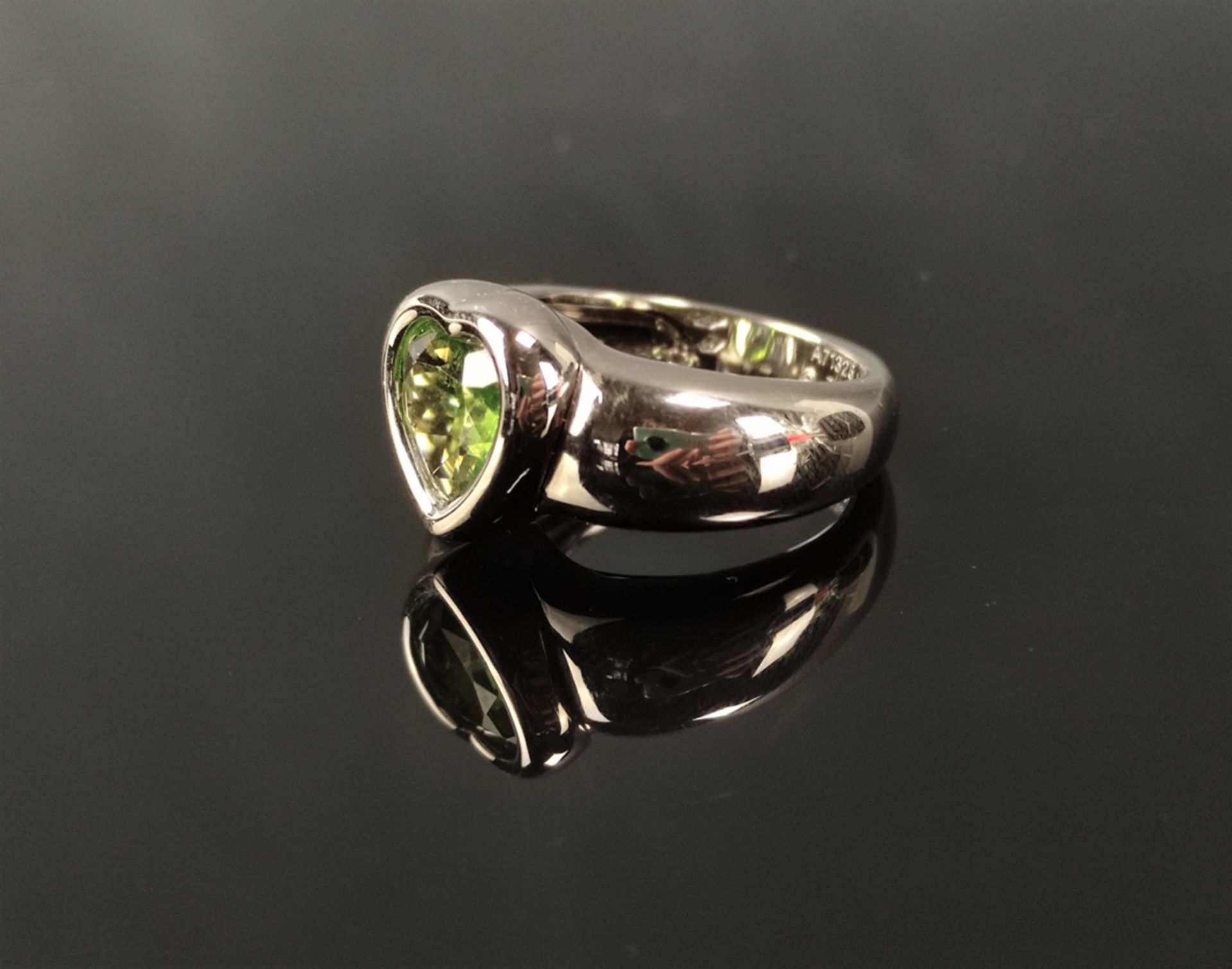 Exklusiver Piaget Ring, mittig großer grüner Peridot in Herzform, nummeriert: A71326, 750/18K Weißg