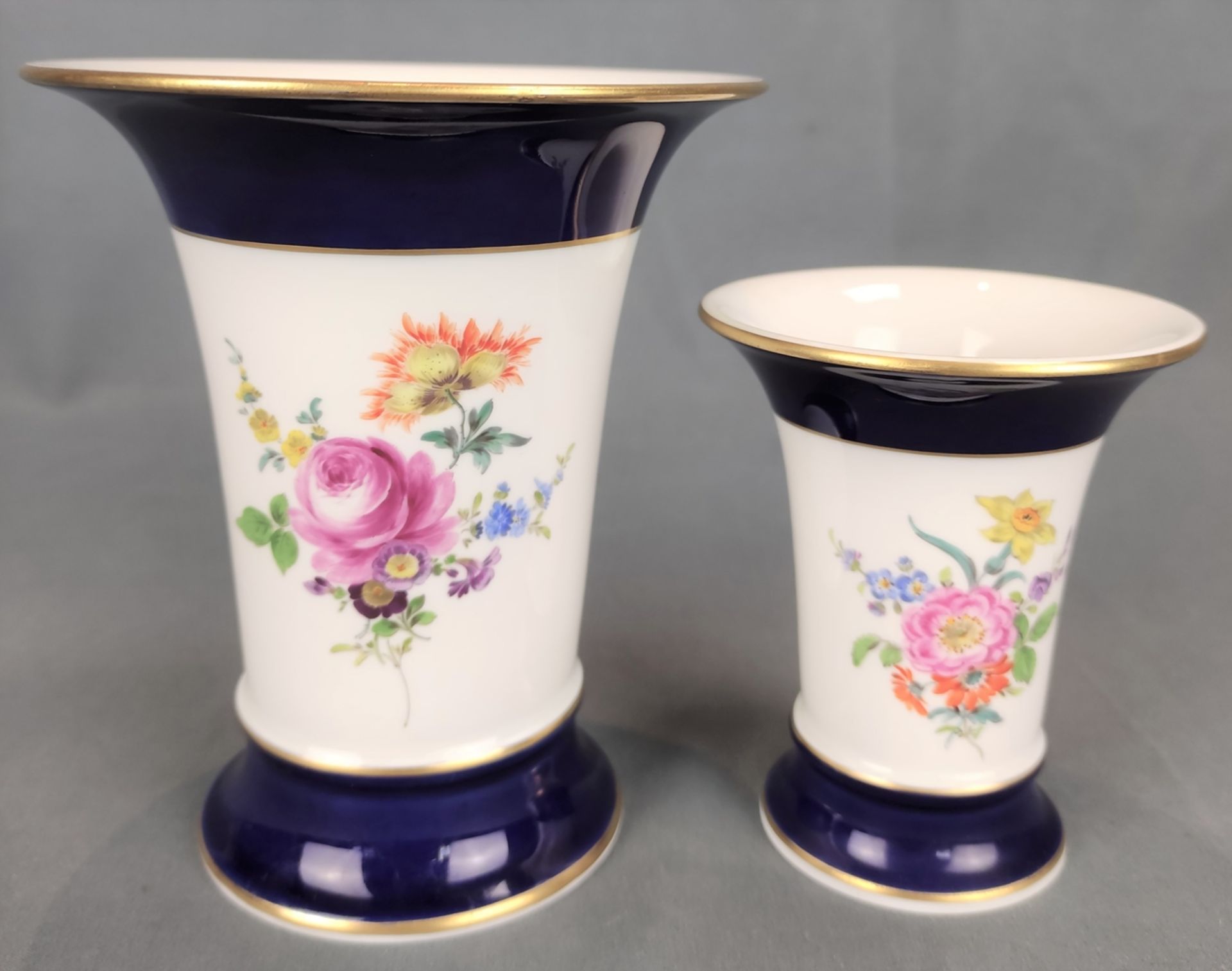 Zwei Vasen, "Streublümchen Dekor", Meissen, polychrom bemalt, kleine Tulpenvase, Goldstaffierung un