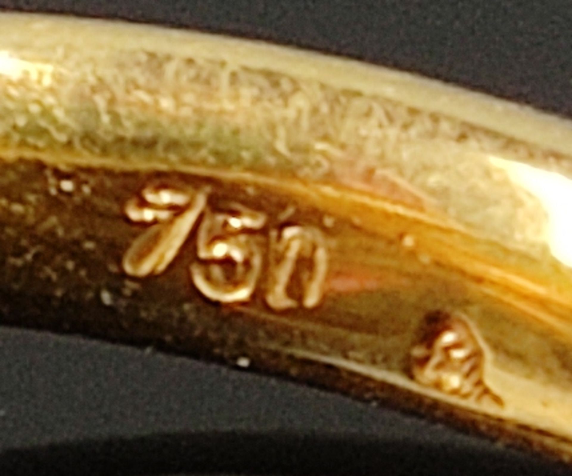 Opal-Diamant-Ring, mittig Opal-Cabochon von schönem Farbenspiel, ca. 4x7mm, daneben je ein kleiner  - Bild 3 aus 3