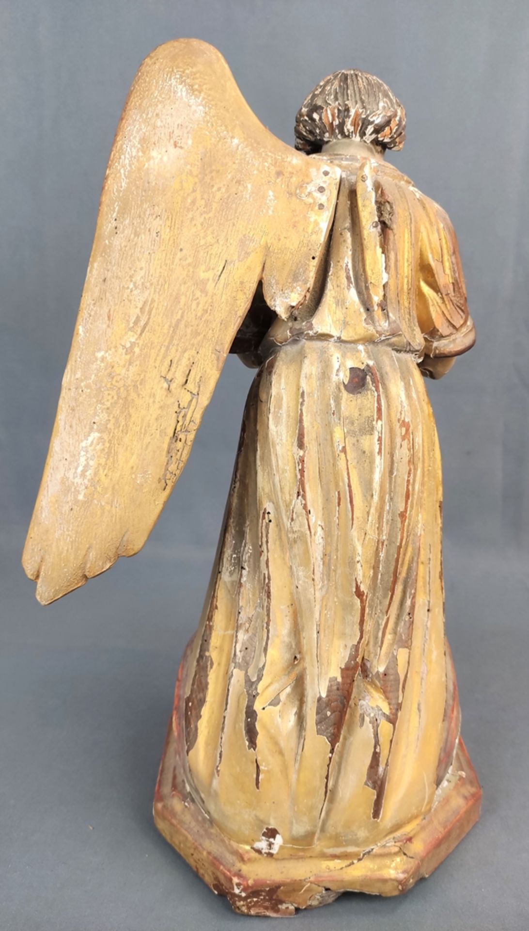 Betender Engel, mit leicht geneigtem Kopf, auf achteckiger Basis, fein polychrom gefasst und reich  - Bild 3 aus 5