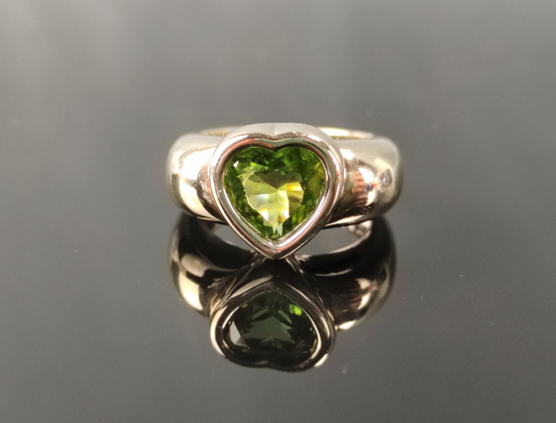 Exklusiver Piaget Ring, mittig großer grüner Peridot in Herzform, nummeriert: A71326, 750/18K Weißg - Bild 2 aus 3