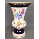 Prunk-Vase, aufwendig polychrom bemalt mit floralen Motiven, kobaltblauer Fond und reiche Vergoldun