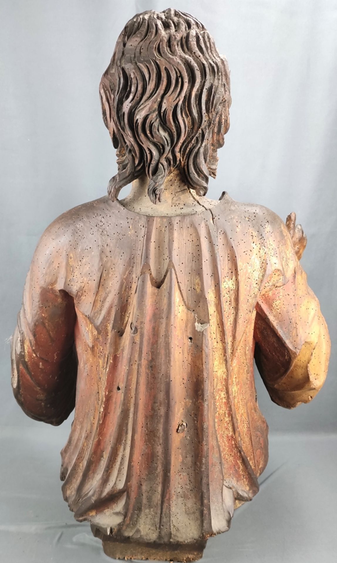 Palmesel-Christus, vollrund geschnitzter Torso, fein ausgearbeitetes Gesicht, unterhalb Zapfen sich - Bild 7 aus 7