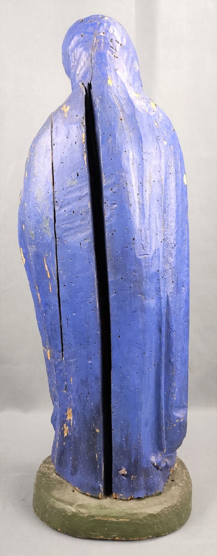 Schmerzhafte Muttergottes, vollrund geschnitzt auf rundem flachem Sockel, stehende Madonna in sorge - Bild 3 aus 6