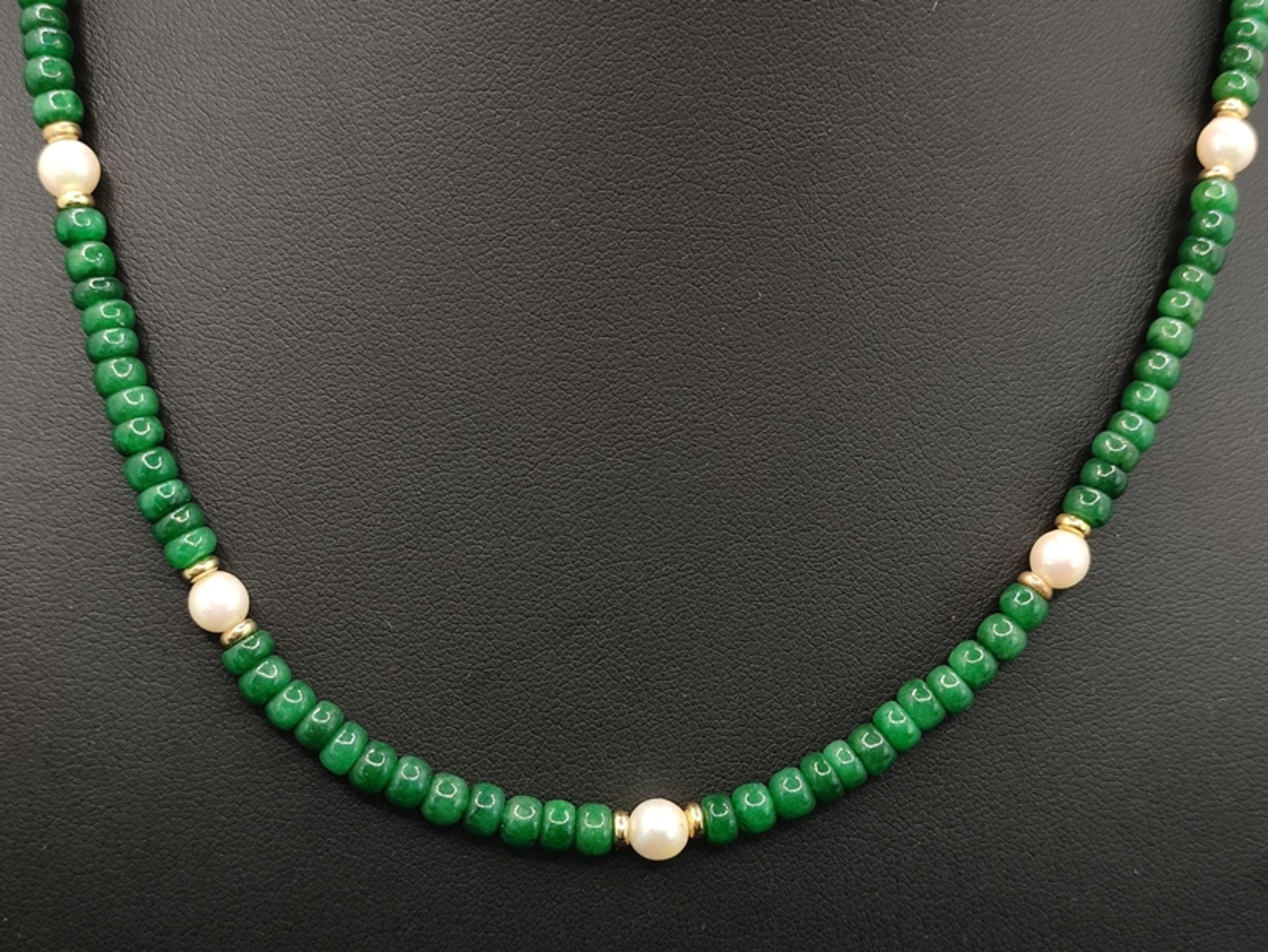 Smaragd-Akoya-Perlenkette, polierte Smaragd-Rondelle im leichten Verlauf der Größe nach angeordnet,