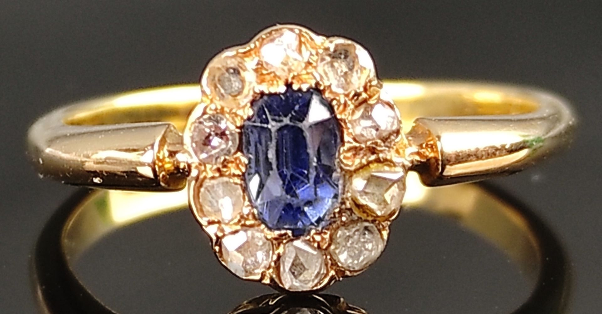 Antiker Ring, mittig blauer Schmuckstein, umrundet von 10 kleinen Diamanten, 750/18K Gelbgold (gete - Bild 2 aus 3