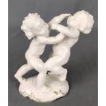 Porzellan-Figur, zwei kleine streitende Putti, Weißporzellan, Hutschenreuther, Goldstaffage, Höhe 1