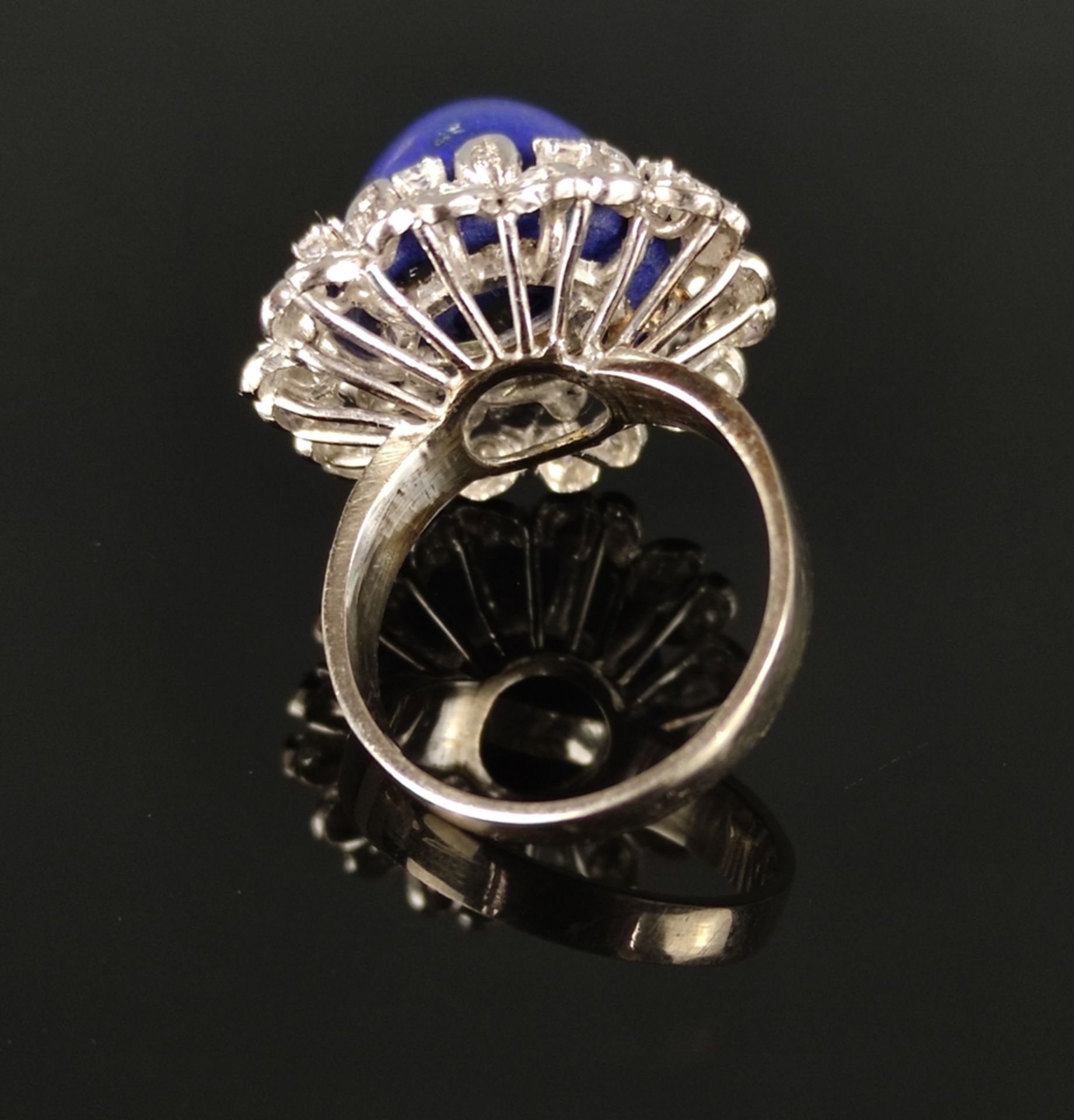 Lapislazuli-Brillant-Ring, kegelförmiger Lapislazuli eingefasst von 40 Brillanten als Blütenkranz,  - Bild 4 aus 4