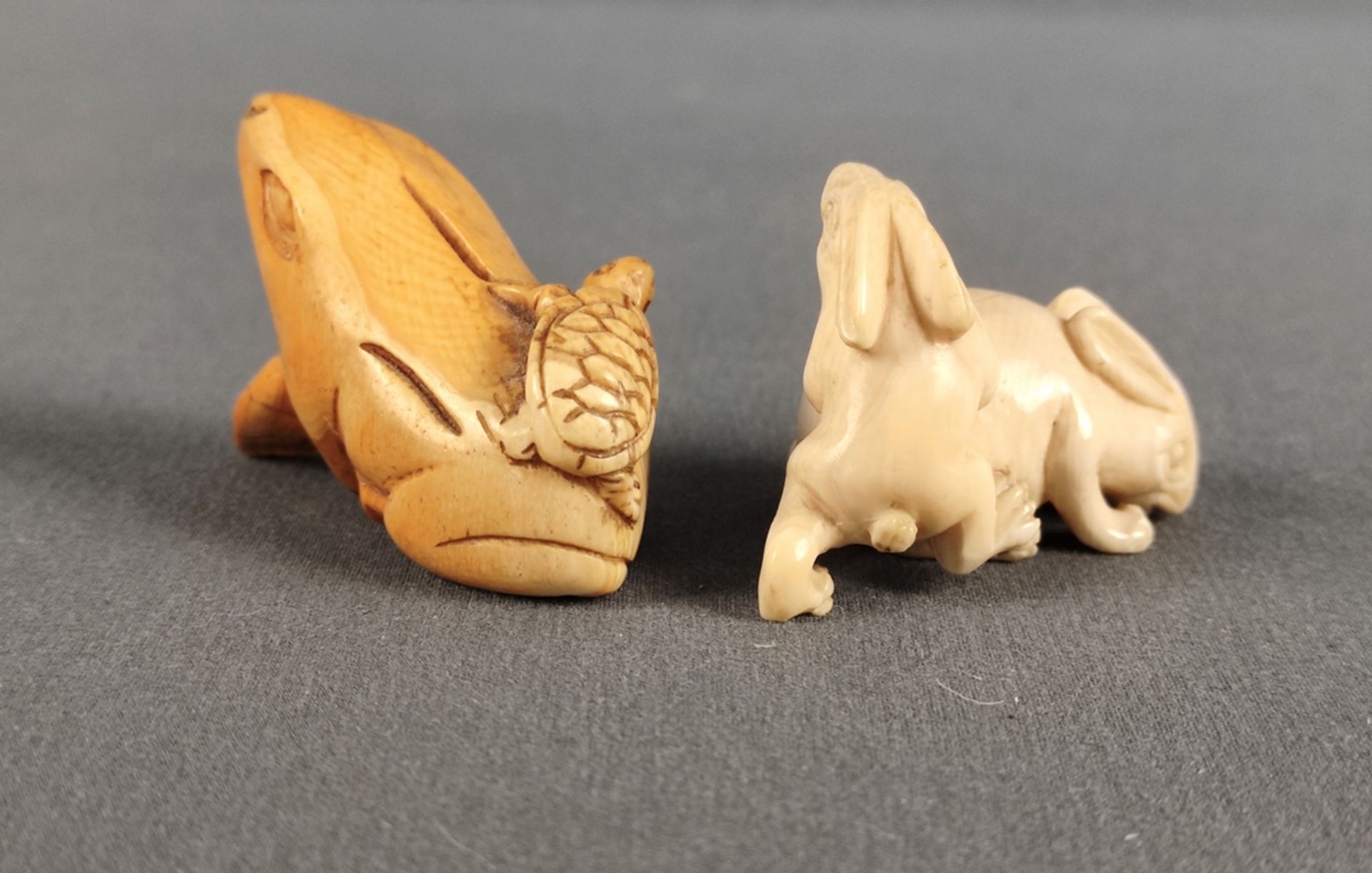 Zwei Netsuke, einmal mit zwei Hasen, Maße ca. 27x40x24mm und eine mit Kröte und Schildkröte, Maße c - Bild 2 aus 3