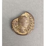Münze, Vorderseite mit Profil, rückseitig Kentaur/Zentaur, wohl Rom, Bronze, Durchmesser 2,7cm, obe