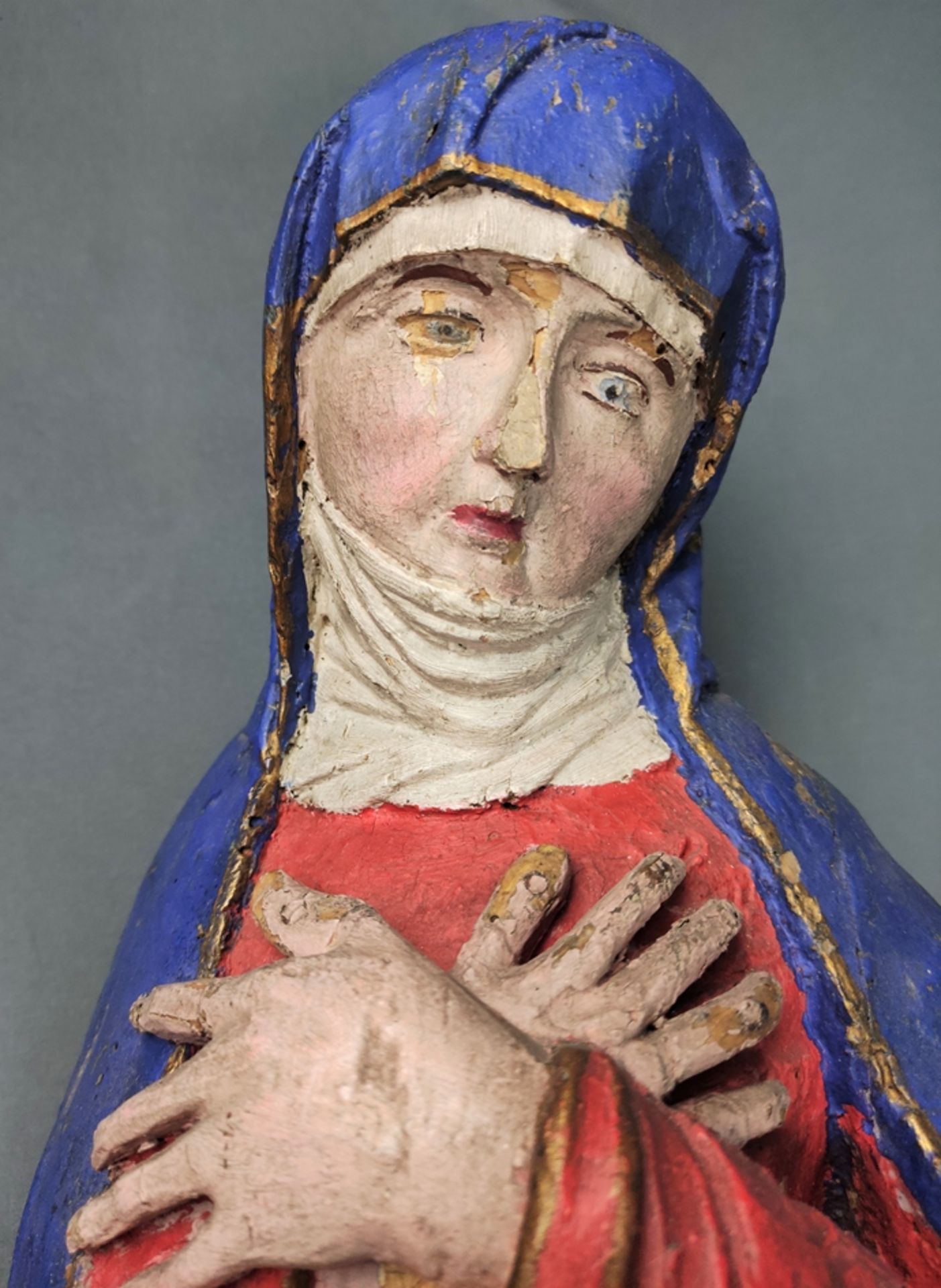 Schmerzhafte Muttergottes, vollrund geschnitzt auf rundem flachem Sockel, stehende Madonna in sorge - Bild 5 aus 6