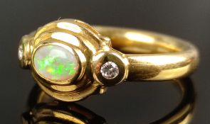 Opal-Diamant-Ring, mittig Opal-Cabochon von schönem Farbenspiel, ca. 4x7mm, daneben je ein kleiner 