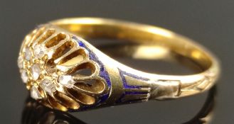 Antiker Ring, mittig verbreiterte Ringschiene mit 8 kleinen Diamanten (einer fehlt), verziert mit b